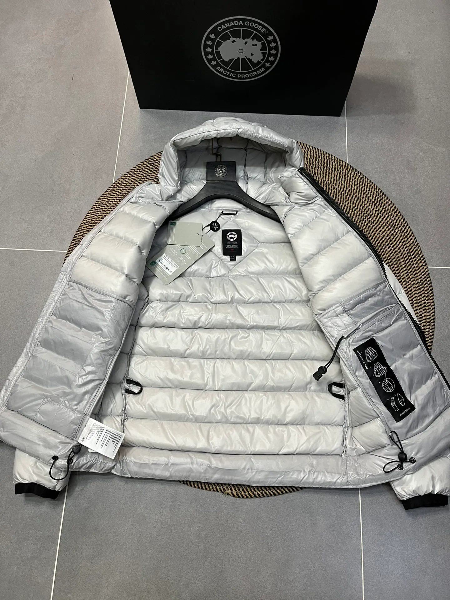 P940 Top 🔥purchase version 𝘾𝘼𝙉𝘼𝘿𝘼 𝙂𝙊𝙊𝙎𝙀/Canada Goose 2227 thin and light style. It’s super lightweight and doesn’t feel any weight on your upper body at all! Show more temperament‼  Canada Goose, a Canadian brand, has always been recognized as the warmest down jacket. Various Instagram celebrities, Internet celebrities, and celebrities often wear it for street photos. I make Canada Goose every year, but I still can’t get rid of my love for the goose. No matter how cold the winter is, there is no need to be afraid. Canada Goose is the legendary warmest down jacket and is known as a must-have for Arctic outdoor sports! The most popular down jacket in the world, celebrities are rushing to buy it, it is a must-have! Size: S-2XL Color: silver gray (red label) silver gray (black label), black (red label), black (black label), dark blue